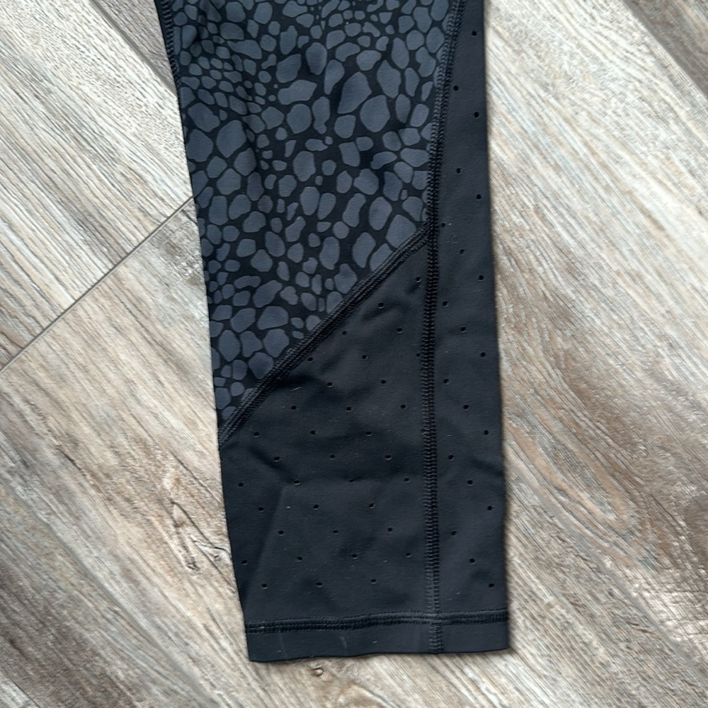 Athleta leggings size Small animal print capris athletic wear - Picture 4 of 8